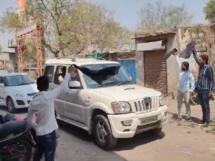 Pankaja Munde's car was shown black flags by Maratha protesters | पंकजा मुंडेंच्या गाडीला मराठा आंदोलकांनी दाखविले काळे झेंडे, साक्षाळपिंपरी येथील प्रकार Pankaja Munde's car was shown black flags by Maratha protesters | पंकजा मुंडेंच्या गाडीला मराठा आंदोलकांनी दाखविले काळे झेंडे, साक्षाळपिंपरी येथील प्रकार