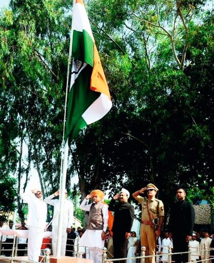 Government is committed to the welfare of the victims - Phundkar | बळीराजाच्या कल्याणासाठी शासन कटिबद्ध- फुंडकर Government is committed to the welfare of the victims - Phundkar | बळीराजाच्या कल्याणासाठी शासन कटिबद्ध- फुंडकर