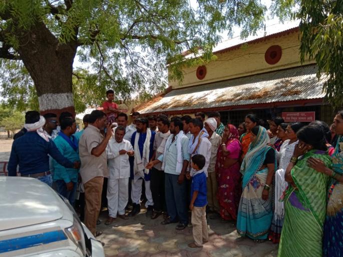 Irony of the flag; Angry villagers strike at police station | ध्वजाची विटंबना; संतप्त समाजबांधवांची पोलिस स्टेशनवर धडक
