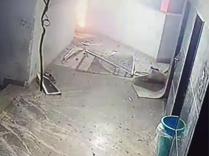 LPG gas was released into the room to show smoke in the reel building was shaken by an explosion as soon as the lights were turned on | रीलमध्ये धूर दाखवण्यासाठी रुममध्ये LPG गॅस सोडला; लाईट चालू होताच स्फोटाने इमारत हादरली LPG gas was released into the room to show smoke in the reel building was shaken by an explosion as soon as the lights were turned on | रीलमध्ये धूर दाखवण्यासाठी रुममध्ये LPG गॅस सोडला; लाईट चालू होताच स्फोटाने इमारत हादरली