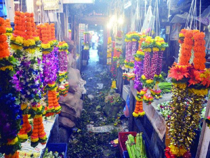 Flooding in the city is 80 lakh, Nasik, the influx of roses from Pune: Rapid increase in prices due to excessive rainfall | शहरात फुलांची उलाढाल ८० लाखांवर, नाशिक, पुण्यातून गुलाबांची आवक : अतिवृष्टीमुळे दरात तिपटीने वाढ