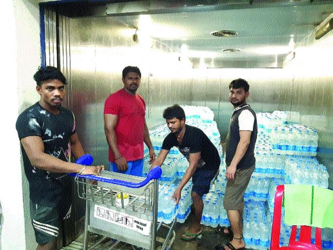 Doctors also assisted to flood victims help | डॉक्टर्सही सरसावले पूरग्रस्तांच्या मदतीला, औषधविक्रेत्यांचाही सहभाग Doctors also assisted to flood victims help | डॉक्टर्सही सरसावले पूरग्रस्तांच्या मदतीला, औषधविक्रेत्यांचाही सहभाग