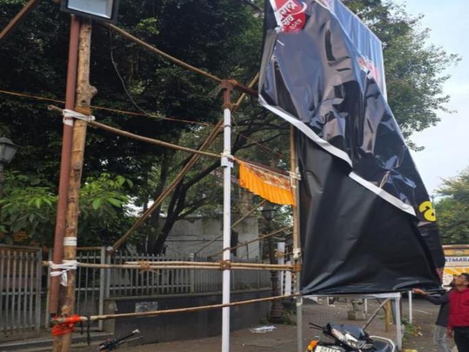 pune news action against Flex only in name; connections between officials and organizers; Flex's skeletons remain in place after action | फ्लेक्सवरील कारवाई नावापुरतीच;अधिकारी व मांडववाल्यांचे लागेबांधे; कारवाईनंतर फ्लेक्सचे सांगाडे जागेवरच