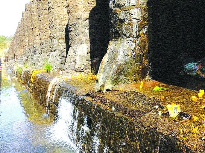 Dam to the dam on the Black River ?; Millions of liters of water are wasted | काळू नदीवरील बंधाऱ्याला गळती?; लाखो लीटर पाणी वाया Dam to the dam on the Black River ?; Millions of liters of water are wasted | काळू नदीवरील बंधाऱ्याला गळती?; लाखो लीटर पाणी वाया