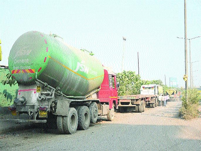 16 Thousands of heavy vehicles charged by traffic police in Kalamboli | कळंबोलीत वाहतूक पोलिसांकडून १६ हजार अवजड वाहनांवर कारवाई 16 Thousands of heavy vehicles charged by traffic police in Kalamboli | कळंबोलीत वाहतूक पोलिसांकडून १६ हजार अवजड वाहनांवर कारवाई