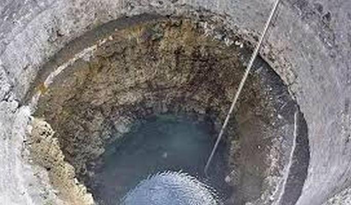 Husband also dies while rescuing wife who fell into a well | विहिरीत पडलेल्या पत्नीला वाचविताना पतीचाही मृत्यू Husband also dies while rescuing wife who fell into a well | विहिरीत पडलेल्या पत्नीला वाचविताना पतीचाही मृत्यू