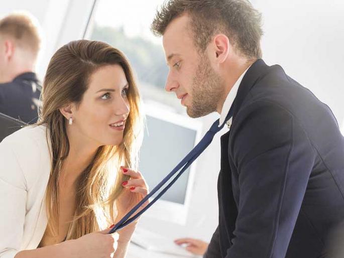 Keep these things in mind while flirting | तुम्हाला फ्लर्ट करण्याची असेल सवय तर हे वाचाच...