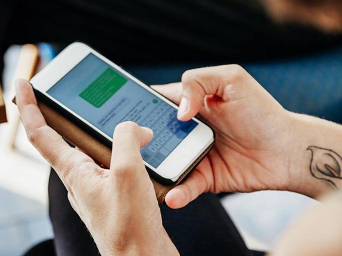 boyfriend used to flirt with 85 women on dating app girlfriend caught the cheater | गर्लफ्रेंड झोपताच महिलांना करायचा असे मेसेजेस की सांगताना तरुणीला वाटू लागली लाज boyfriend used to flirt with 85 women on dating app girlfriend caught the cheater | गर्लफ्रेंड झोपताच महिलांना करायचा असे मेसेजेस की सांगताना तरुणीला वाटू लागली लाज