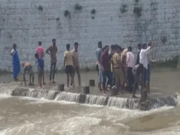 The save lives of the brothers who stuck in the flood due to the youthfulness of the situation | पुरात अडकलेल्या सख्ख्या भावांना पोलीस व तरूणांच्या प्रसंगावधानामुळे मिळाले जीवदान