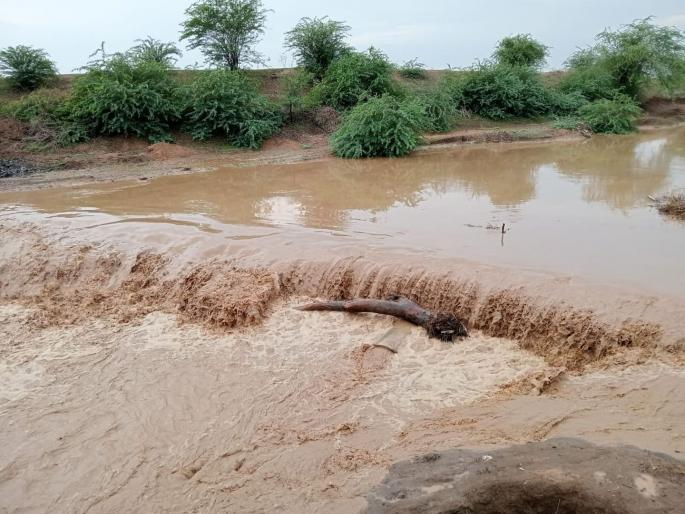 Pathar river floods; Panori-Danori village lost contact An alternative route was also taken | पठार नदीला पूर; पनोरी-दनोरी गावाचा संपर्क तुटला! पर्यायी रस्ताही गेला वाहून Pathar river floods; Panori-Danori village lost contact An alternative route was also taken | पठार नदीला पूर; पनोरी-दनोरी गावाचा संपर्क तुटला! पर्यायी रस्ताही गेला वाहून