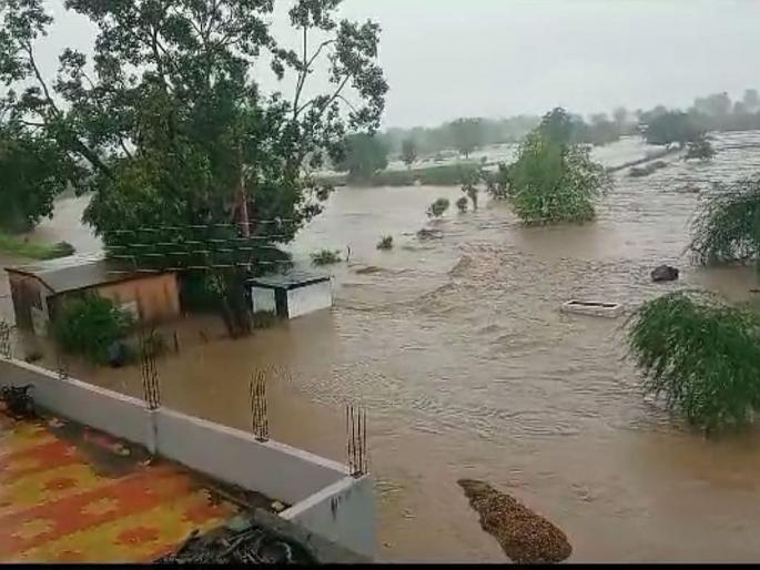 Buldhana: 150 citizens of Kathargaon Pimpri trapped in flood, villagers took shelter on the roof of the house | Buldhana: काथरगाव पिंप्री येथील १५० नागरिक पुरात अडकले, ग्रामस्थांनी घराच्या छतावर घेतला आसरा Buldhana: 150 citizens of Kathargaon Pimpri trapped in flood, villagers took shelter on the roof of the house | Buldhana: काथरगाव पिंप्री येथील १५० नागरिक पुरात अडकले, ग्रामस्थांनी घराच्या छतावर घेतला आसरा