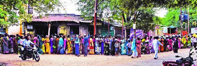 The struggle to survive in the suburbs of Sangli continues | सांगलीच्या उपनगरांत जगण्याचा संघर्ष कायम- मदत वाटपावेळी नागरिकांची गर्दी The struggle to survive in the suburbs of Sangli continues | सांगलीच्या उपनगरांत जगण्याचा संघर्ष कायम- मदत वाटपावेळी नागरिकांची गर्दी