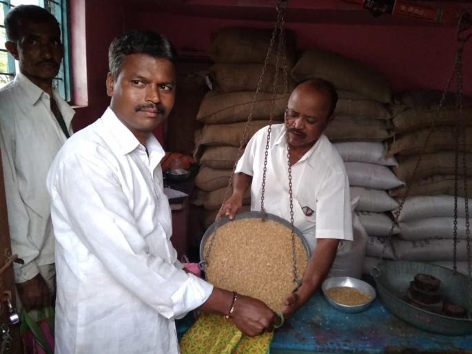 Allotment of 9318 life-saving kits and other aid materials to flood victims | पूरबाधितांना 9318 जीवनोपयोगी वस्तुंचे किट व अन्य मदत साहित्य वाटप