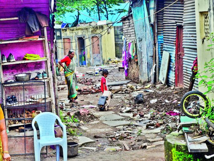 Flood affected family open in SRA municipality dispute | एसआरए पालिका वादात पूरग्रस्त अधांतरीच Flood affected family open in SRA municipality dispute | एसआरए पालिका वादात पूरग्रस्त अधांतरीच