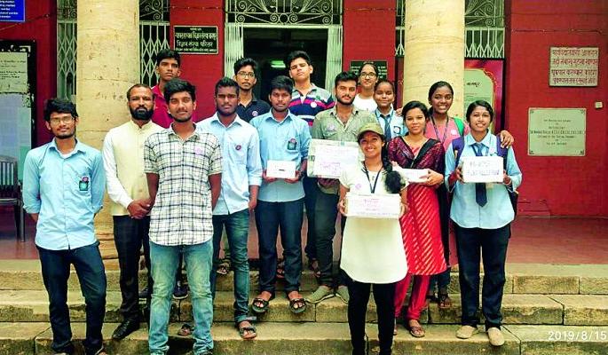 Funds collected by students for flood affected | पुरपीडितांसाठी विद्यार्थ्यांनी जमा केला निधी Funds collected by students for flood affected | पुरपीडितांसाठी विद्यार्थ्यांनी जमा केला निधी