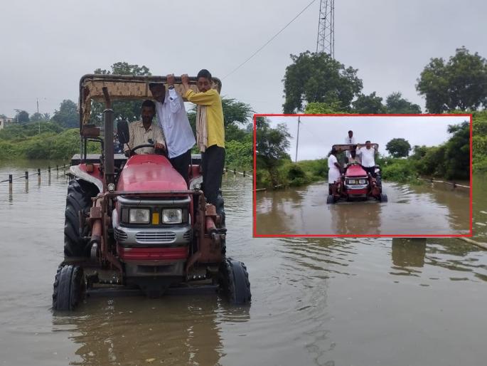 Parabhani: Even if there is a flood, the flag hoisting should not stop! Villagers sent a tractor for teachers | Parabhani: गोदावरीच्या पुरात अडकले शिक्षक; ध्वजारोहणासाठी ग्रामस्थांनी पाठवला ट्रॅक्टर Parabhani: Even if there is a flood, the flag hoisting should not stop! Villagers sent a tractor for teachers | Parabhani: गोदावरीच्या पुरात अडकले शिक्षक; ध्वजारोहणासाठी ग्रामस्थांनी पाठवला ट्रॅक्टर