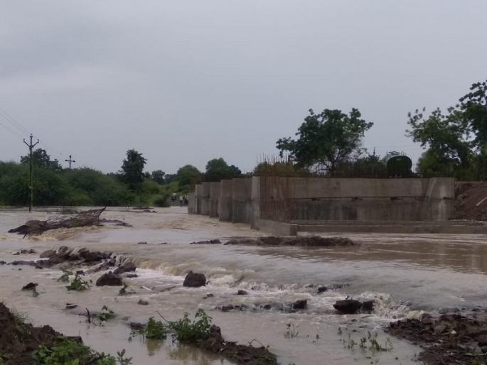 'Cottonseed, soybean sprouts'; Farmers are helpless due to heavy rains | 'कपाशीची बोंदरी, सोयाबीनला कोंब'; अतिवृष्टीने शेतकरी हतबल 'Cottonseed, soybean sprouts'; Farmers are helpless due to heavy rains | 'कपाशीची बोंदरी, सोयाबीनला कोंब'; अतिवृष्टीने शेतकरी हतबल