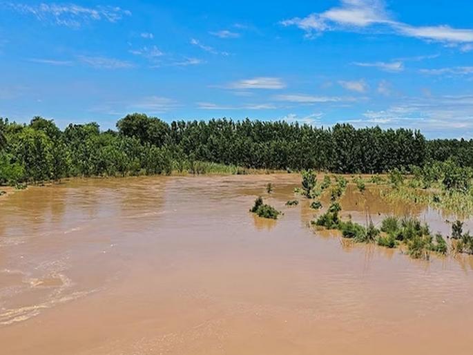 Heartbreaking! Shocked farmer dies after seeing his farm drowned in flood water | हृदयद्रावक! पुराच्या पाण्यात शेती बुडाली, पाहून धक्का बसलेल्या शेतकऱ्याचा मृत्यू  Heartbreaking! Shocked farmer dies after seeing his farm drowned in flood water | हृदयद्रावक! पुराच्या पाण्यात शेती बुडाली, पाहून धक्का बसलेल्या शेतकऱ्याचा मृत्यू