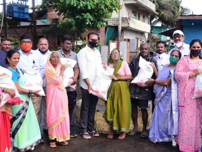 Mushrif Foundation distributes essential items to 400 flood victims | मुश्रीफ फौंडेशनतर्फे ४०० पूरग्रस्तांना जीवनावश्यक वस्तूंचे वाटप Mushrif Foundation distributes essential items to 400 flood victims | मुश्रीफ फौंडेशनतर्फे ४०० पूरग्रस्तांना जीवनावश्यक वस्तूंचे वाटप