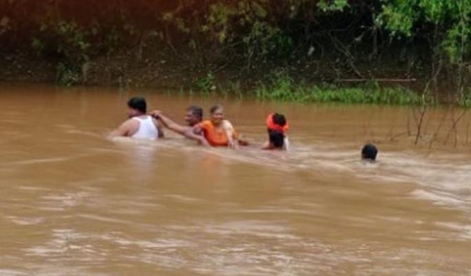 Grandmother experienced the thrill of life and death; Was stuck in the river bed for 20 hours | आजीने अनुभवला जीवन मरणाचा थरार; २० तास अडकून होती नदी पात्रात Grandmother experienced the thrill of life and death; Was stuck in the river bed for 20 hours | आजीने अनुभवला जीवन मरणाचा थरार; २० तास अडकून होती नदी पात्रात