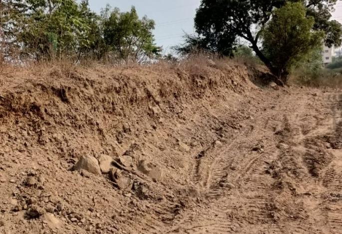 Illegal excavation of flood protection wall of Morna river | माेर्णा नदीच्या पूरसंरक्षण भिंतीचे अवैधरीत्या खाेदकाम Illegal excavation of flood protection wall of Morna river | माेर्णा नदीच्या पूरसंरक्षण भिंतीचे अवैधरीत्या खाेदकाम
