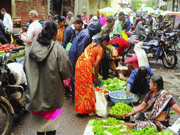 Sunshine in Kolhapur-Sangli: Flood started; Huge scarcity of petrol, diesel, cereals and vegetables | कोल्हापूर-सांगलीत सूर्यदर्शन : पूर ओसरू लागला; पेट्रोल, डिझेल, धान्य आणि भाज्यांची प्रचंड टंचाई Sunshine in Kolhapur-Sangli: Flood started; Huge scarcity of petrol, diesel, cereals and vegetables | कोल्हापूर-सांगलीत सूर्यदर्शन : पूर ओसरू लागला; पेट्रोल, डिझेल, धान्य आणि भाज्यांची प्रचंड टंचाई