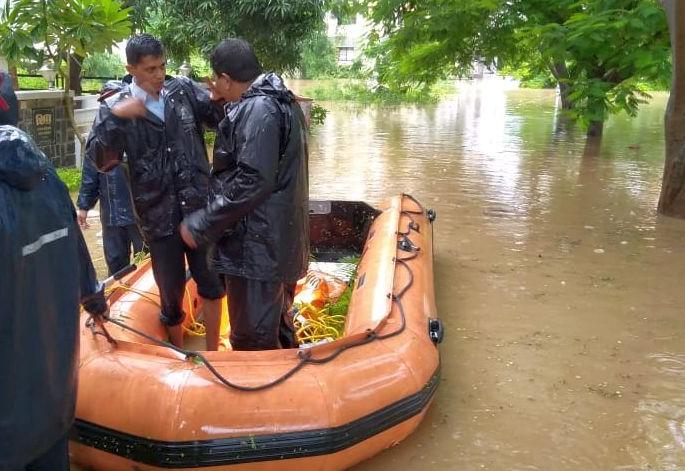 Rescue: The first floors of the godowns on the Gangapur Road sank | रेस्क्यू : गंगापूररोडवरील गोदाकाठालगतच्या सोसायट्यांचे पहिले मजले बुडाले Rescue: The first floors of the godowns on the Gangapur Road sank | रेस्क्यू : गंगापूररोडवरील गोदाकाठालगतच्या सोसायट्यांचे पहिले मजले बुडाले