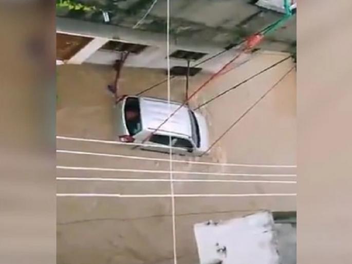 desi jugaad to save car from flood water, ties car with ropes | पुरामध्ये वाहून जात होती कार, मग मालकाने लढवली शक्कल; पाहा हा 'देसी जुगाड' desi jugaad to save car from flood water, ties car with ropes | पुरामध्ये वाहून जात होती कार, मग मालकाने लढवली शक्कल; पाहा हा 'देसी जुगाड'
