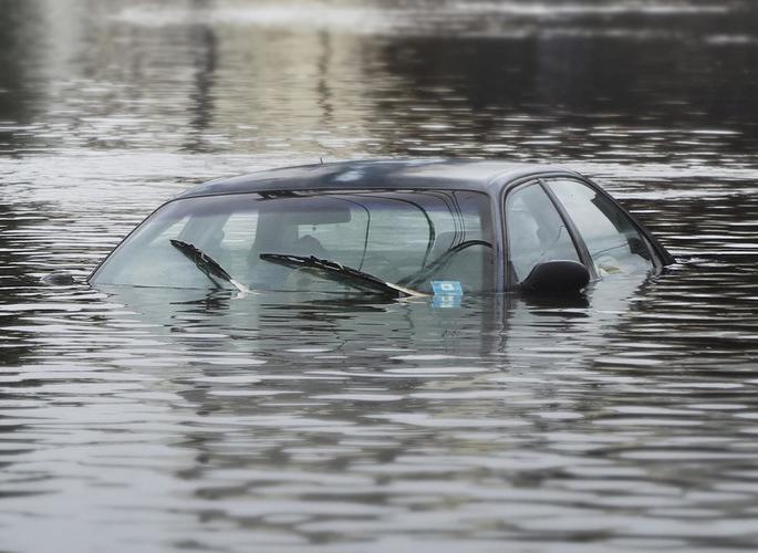 Cars, bikes stuck in flood water; how to claim in insurance? | पुराच्या पाण्यात कार, बाईक बुडालीय; दुरुस्तीची चिंता सतावतेय का?