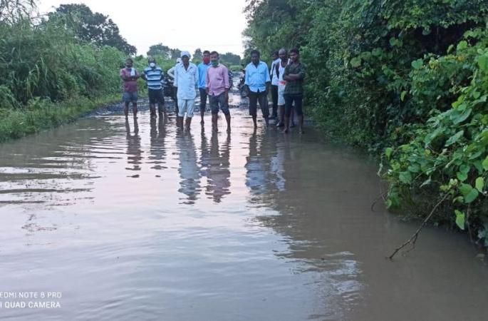 Nala floods due to heavy rains; Traffic jam for six hours | अतिवृष्टीमुळे नाल्यास पूर; वाहतूक सहा तास ठप्प Nala floods due to heavy rains; Traffic jam for six hours | अतिवृष्टीमुळे नाल्यास पूर; वाहतूक सहा तास ठप्प