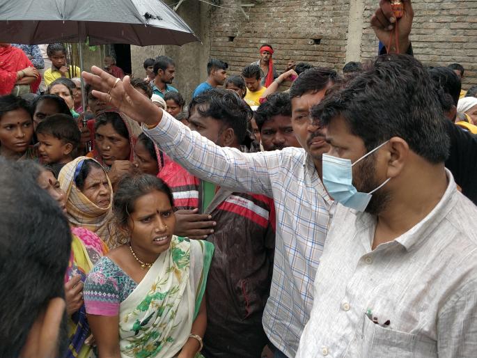 Akola Flood : Sir, all flushed out, flood victims express grief | Akola Flood : साहेब , हाेते नव्हते ते सर्वच गेले; पुरग्रस्तांनी मांडली व्यथा