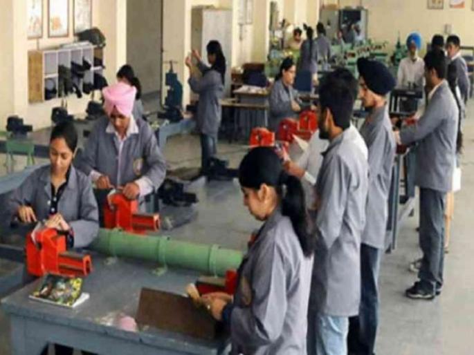 Flow of students to ITI; Twice as many applications as seats! | युवक-युवती वळताहेत आयटीआयकडे; जागांपेक्षा अर्ज दुप्पट! Flow of students to ITI; Twice as many applications as seats! | युवक-युवती वळताहेत आयटीआयकडे; जागांपेक्षा अर्ज दुप्पट!