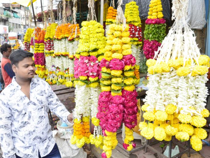 The flower market shook at the beginning of the month of Shravan | श्रावण महिन्याच्या प्रारंभीच फूलबाजार कडाडला The flower market shook at the beginning of the month of Shravan | श्रावण महिन्याच्या प्रारंभीच फूलबाजार कडाडला