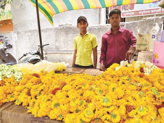 On one hand, the scorching heat, on the other hand, the wedding season; the price of flowers has doubled | एकीकडे उन्हाचा तडाखा, तर दुसरीकडे लग्नसराई; फुलांच्या किमतीत दुपटीने वाढ On one hand, the scorching heat, on the other hand, the wedding season; the price of flowers has doubled | एकीकडे उन्हाचा तडाखा, तर दुसरीकडे लग्नसराई; फुलांच्या किमतीत दुपटीने वाढ