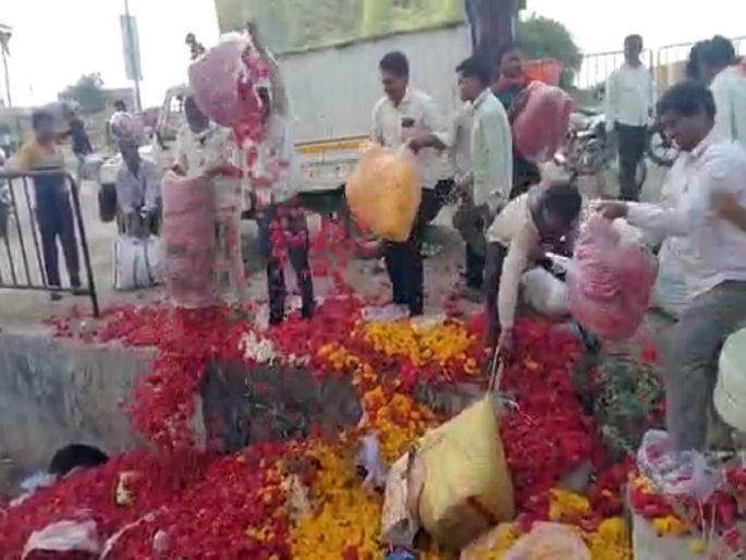 Mogra, roses bloomed but prices fell; Frustrated farmers threw flowers into the streets and drains | मोगरा, गुलाब बहरला पण भाव पडला; निराश शेतकऱ्यांनी रस्त्यावर अन् गटारात फेकली फुले Mogra, roses bloomed but prices fell; Frustrated farmers threw flowers into the streets and drains | मोगरा, गुलाब बहरला पण भाव पडला; निराश शेतकऱ्यांनी रस्त्यावर अन् गटारात फेकली फुले