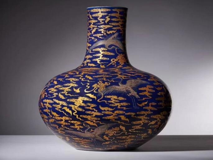 11 crore from the sale of vases in the house | घरात धूळ खात पडलेल्या फुलदाणीनं केलं मालामाल, मिळाली एवढी रक्कम, आकडा ऐकून विस्फारतील डोळे 11 crore from the sale of vases in the house | घरात धूळ खात पडलेल्या फुलदाणीनं केलं मालामाल, मिळाली एवढी रक्कम, आकडा ऐकून विस्फारतील डोळे