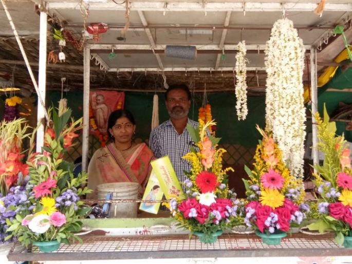 Flowers rates are doubled in festivals | सण-उत्सवात फुलांच्या भावात दुप्पटीने वाढ Flowers rates are doubled in festivals | सण-उत्सवात फुलांच्या भावात दुप्पटीने वाढ