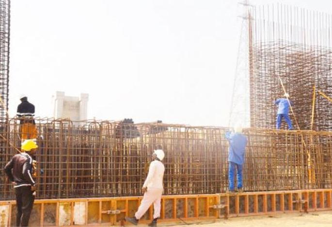 250 labours working at the flyover stuck in Akola | उड्डाणपूलावर काम करणारे २५० मजूर अडकले अकोल्यात
