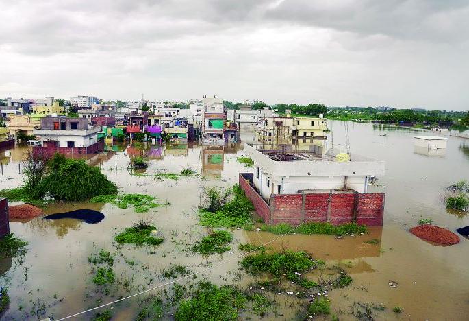 Nagpur in flood : The life paralised | पुरात नागपूर : जनजीवन झाले ठप्प