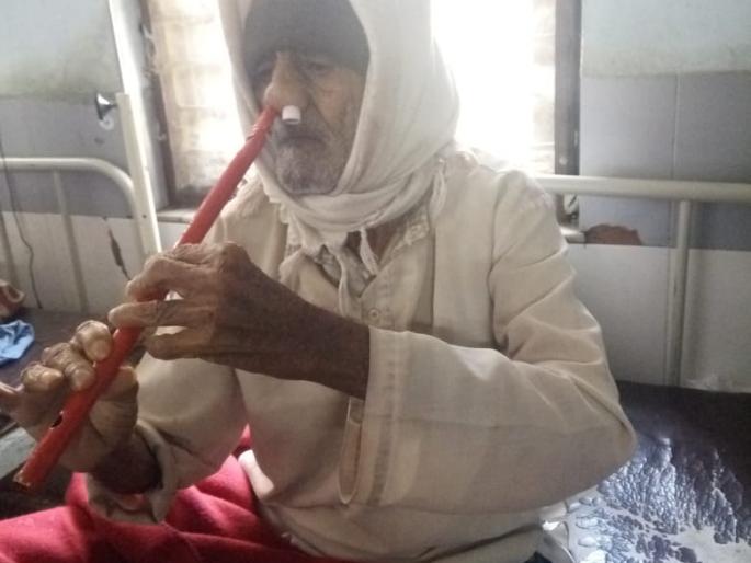 'Older patients in hospital play flute by nose | सर्वोपचार रुग्णालयात दाखल वृद्ध रुग्ण वाजवितो नाकाने बासरी