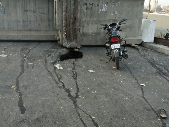 Father and son seriously injured in a flyover; accidents increase due to The Karve nagar flyover work slow | उड्डाणपुलाला धडकून पिता-पुत्र गंभीर जखमी; कर्वेनगर उड्डाणपुलाचे रखडलेले काम कारणीभूत Father and son seriously injured in a flyover; accidents increase due to The Karve nagar flyover work slow | उड्डाणपुलाला धडकून पिता-पुत्र गंभीर जखमी; कर्वेनगर उड्डाणपुलाचे रखडलेले काम कारणीभूत