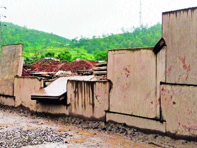 Before the completion of the work of Pawananagar Phata flyover, the downfall was completed | पवनानगर फाटा उड्डाणपूलाचे काम पूर्ण होण्याआधीच पडझड