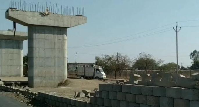 Lack of space halted construction of another flyover bridge | जागेअभावी दुसऱ्या उड्डाण पुलाचे बांधकाम रखडले