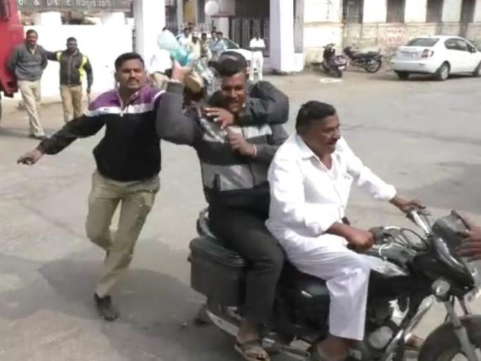 People's attempt to self-sacrifice in front of District Collector's office | प्रजासत्ताकदिनीच तरुणाचा जिल्हाधिकारी कार्यालयासमोर आत्मदहनाचा प्रयत्न People's attempt to self-sacrifice in front of District Collector's office | प्रजासत्ताकदिनीच तरुणाचा जिल्हाधिकारी कार्यालयासमोर आत्मदहनाचा प्रयत्न