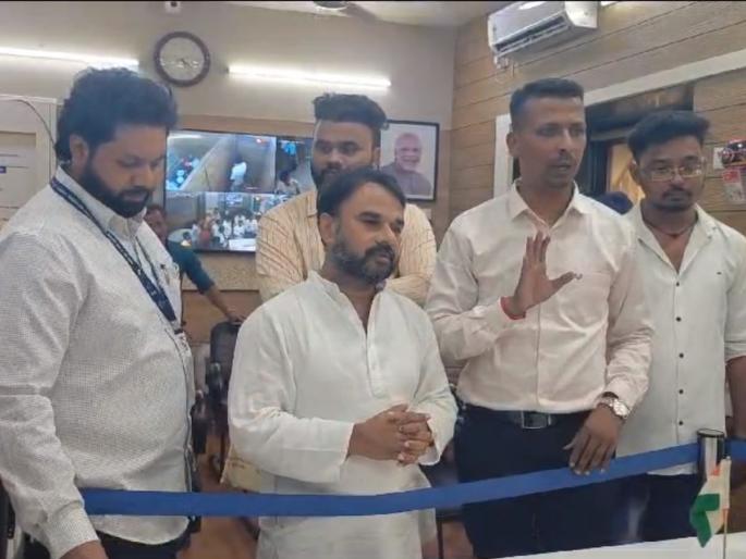 Demand for removal of urban planner Mule; Complaint lost to Ulhasnagar Municipal Commissioner | नगररचनाकार मुळे यांना हटविण्याची मागणी; उल्हासनगर महापालिका आयुक्तांना तक्रारीचा हार Demand for removal of urban planner Mule; Complaint lost to Ulhasnagar Municipal Commissioner | नगररचनाकार मुळे यांना हटविण्याची मागणी; उल्हासनगर महापालिका आयुक्तांना तक्रारीचा हार