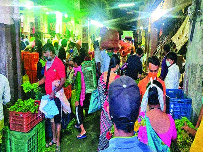 ‘Life in danger’ for essentials; Crowd again at APMC | जीवनाश्यक वस्तूंसाठी ‘जीव धोक्यात’; एपीएमसीमध्ये पुन्हा गर्दी ‘Life in danger’ for essentials; Crowd again at APMC | जीवनाश्यक वस्तूंसाठी ‘जीव धोक्यात’; एपीएमसीमध्ये पुन्हा गर्दी