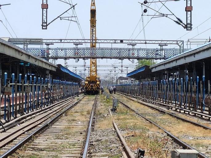 FOB works at 10 railway stations in Bhusawal division | भुसावळ विभागात १० रेल्वेस्थानकांवर ‘एफओबी’ची कामे FOB works at 10 railway stations in Bhusawal division | भुसावळ विभागात १० रेल्वेस्थानकांवर ‘एफओबी’ची कामे