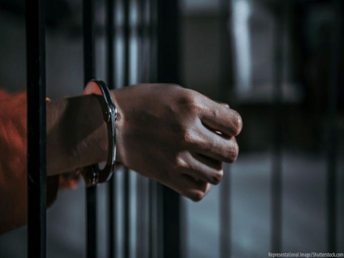 77 lakhs seized from 1.20 crore burglaries; The accused's father was taken into custody | १.२० कोटींच्या घरफोडीतील ७७ लाखांची रक्कम जप्त; आरोपीच्या वडिलांना घेतले ताब्यात 77 lakhs seized from 1.20 crore burglaries; The accused's father was taken into custody | १.२० कोटींच्या घरफोडीतील ७७ लाखांची रक्कम जप्त; आरोपीच्या वडिलांना घेतले ताब्यात