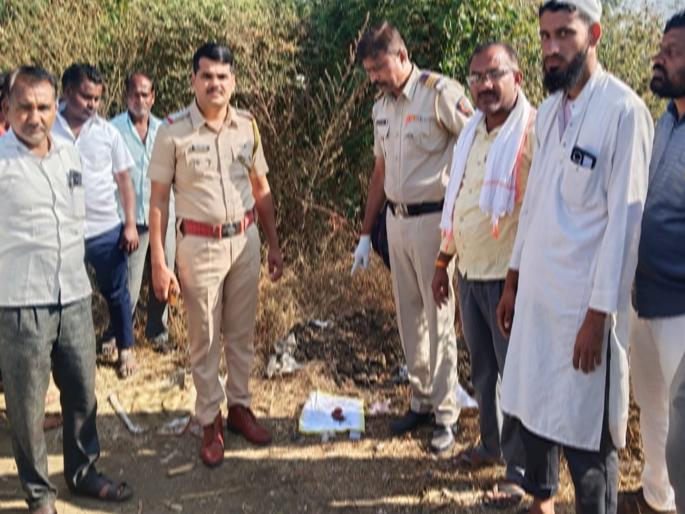 Shocking! Four-month-old fetus thrown into bushes on the side of the road | धक्कादायक! रस्त्याच्या कडेला झुडपात फेकले चार महिन्यांचे अर्भक Shocking! Four-month-old fetus thrown into bushes on the side of the road | धक्कादायक! रस्त्याच्या कडेला झुडपात फेकले चार महिन्यांचे अर्भक
