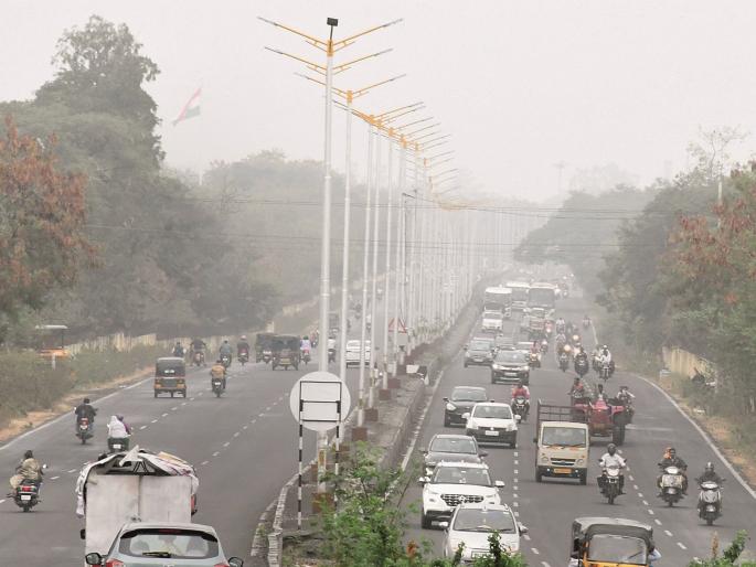 Cloudy weather affected air and 'Smriddhi mahamarga' traffic in Chhatrapati Sambhajinagar | छत्रपती संभाजीनगरात ढगाळ वातावरणाचा हवाई अन् समृद्धी महामार्गावरील वाहतुकीला फटका
